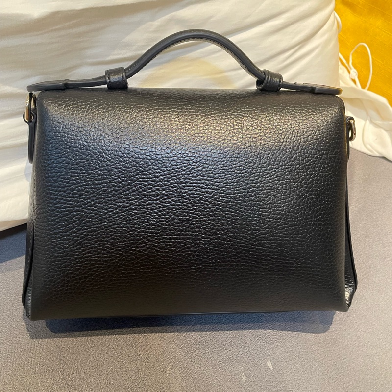 Gucci 荔枝紋牛皮梯形肩背包-1