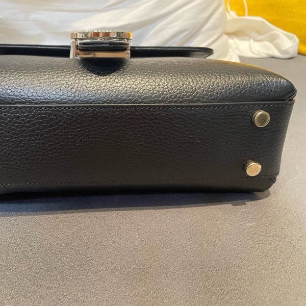 Gucci 荔枝紋牛皮梯形肩背包-6