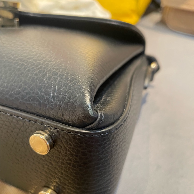 Gucci 荔枝紋牛皮梯形肩背包-10