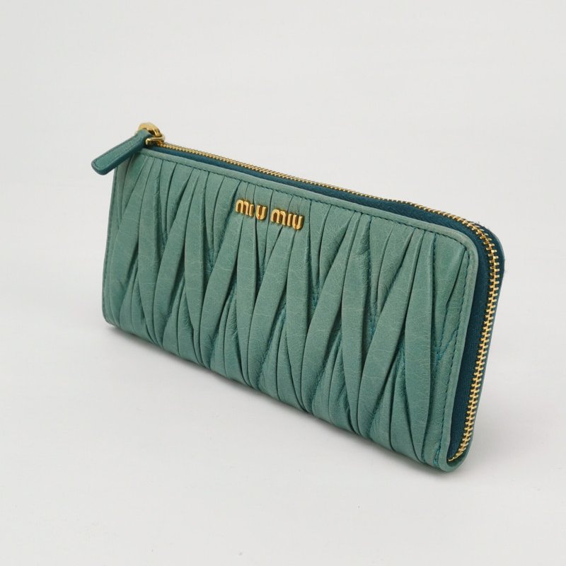 Miu Miu Matelasse油蠟皮純色褶皺字母Logo手拿包-1