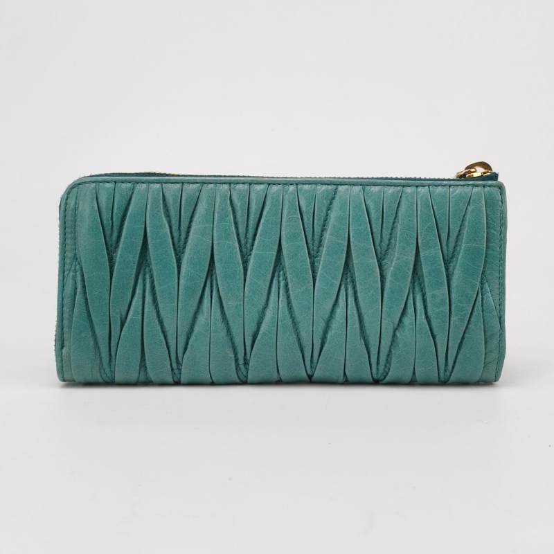 Miu Miu Matelasse油蠟皮純色褶皺字母Logo手拿包-3