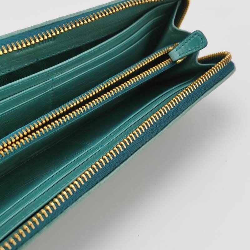 Miu Miu Matelasse油蠟皮純色褶皺字母Logo手拿包-5