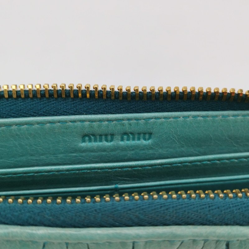 Miu Miu Matelasse油蠟皮純色褶皺字母Logo手拿包-6