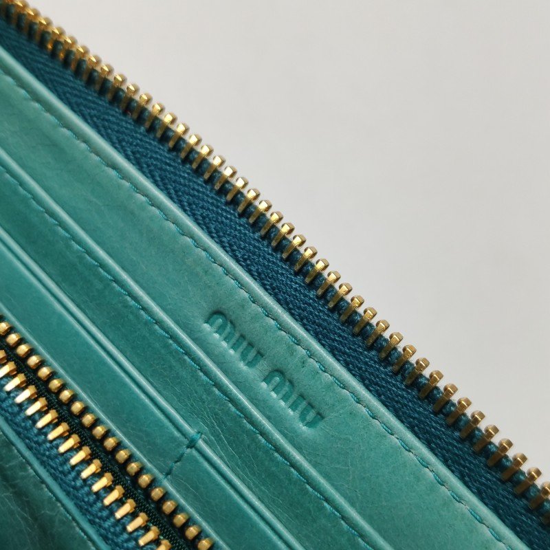 Miu Miu Matelasse油蠟皮純色褶皺字母Logo手拿包-8