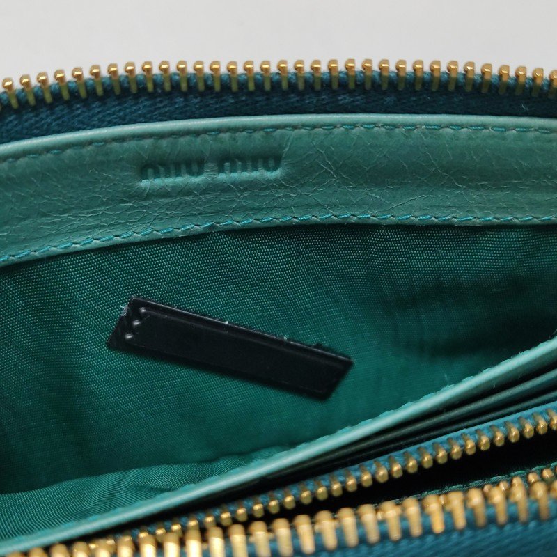Miu Miu Matelasse油蠟皮純色褶皺字母Logo手拿包-9