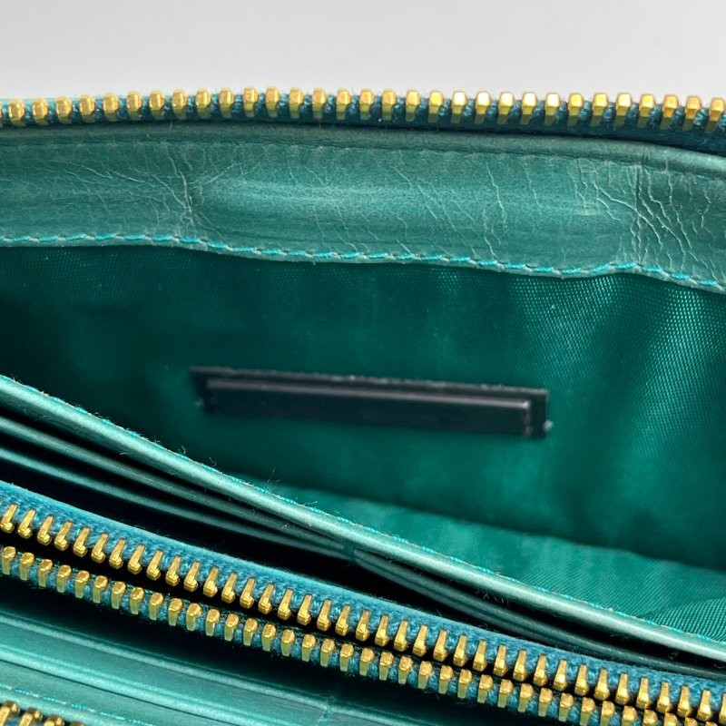 Miu Miu Matelasse油蠟皮純色褶皺字母Logo手拿包-10