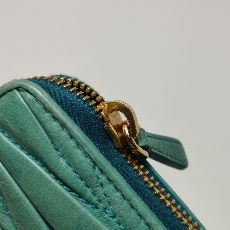 Miu Miu Matelasse油蠟皮純色褶皺字母Logo手拿包-11