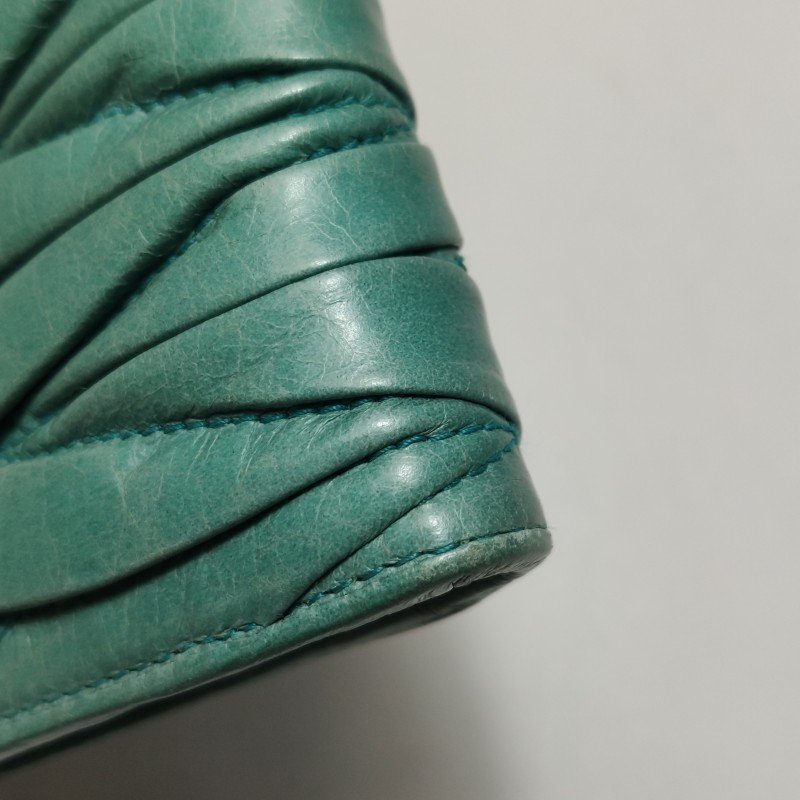 Miu Miu Matelasse油蠟皮純色褶皺字母Logo手拿包-12