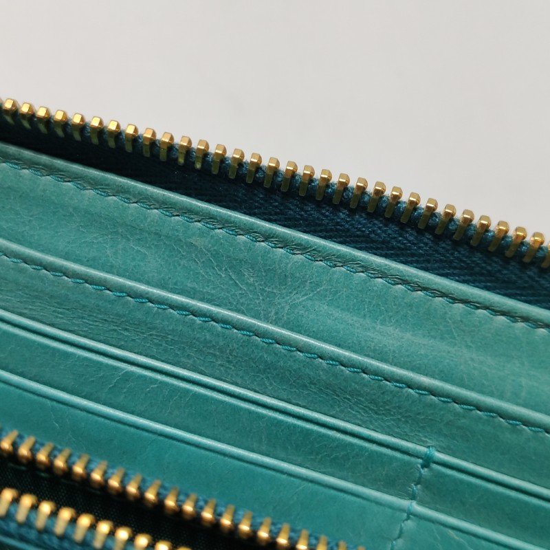 Miu Miu Matelasse油蠟皮純色褶皺字母Logo手拿包-13