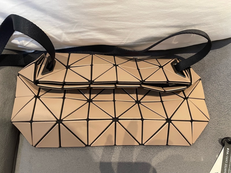 三宅一生幾何方格奶茶色斜背包-3