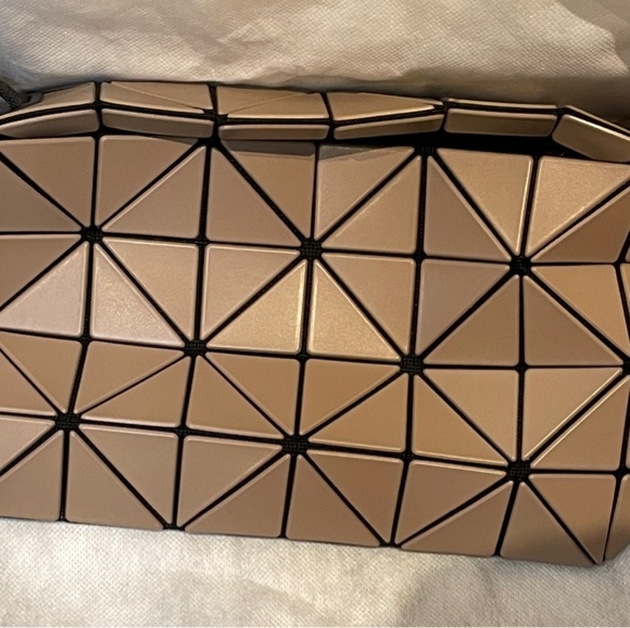 三宅一生幾何方格奶茶色斜背包-4