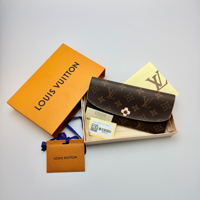 LV M64202 經典花紋牛皮花卉造型釦式長夾-0