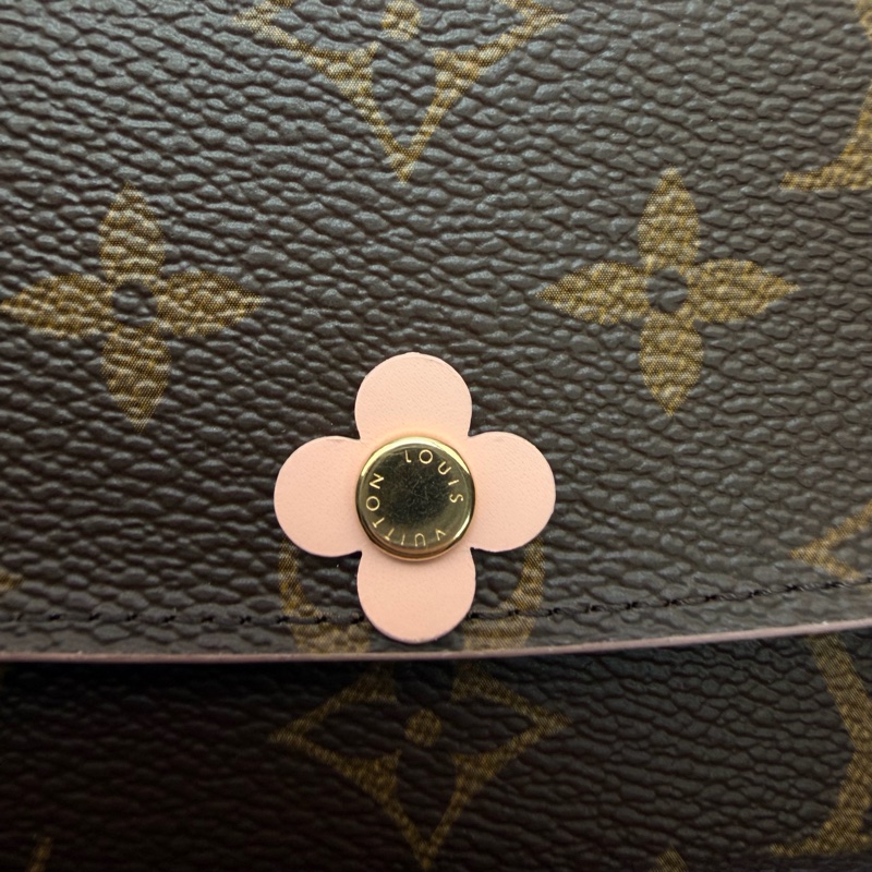 LV M64202 經典花紋牛皮花卉造型釦式長夾-8