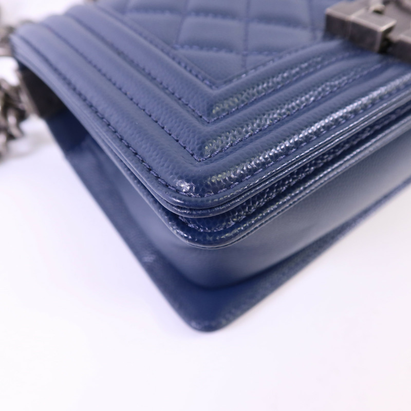 CHANEL 牛皮皮革Chanel Boy Small鏈帶肩背袋-12