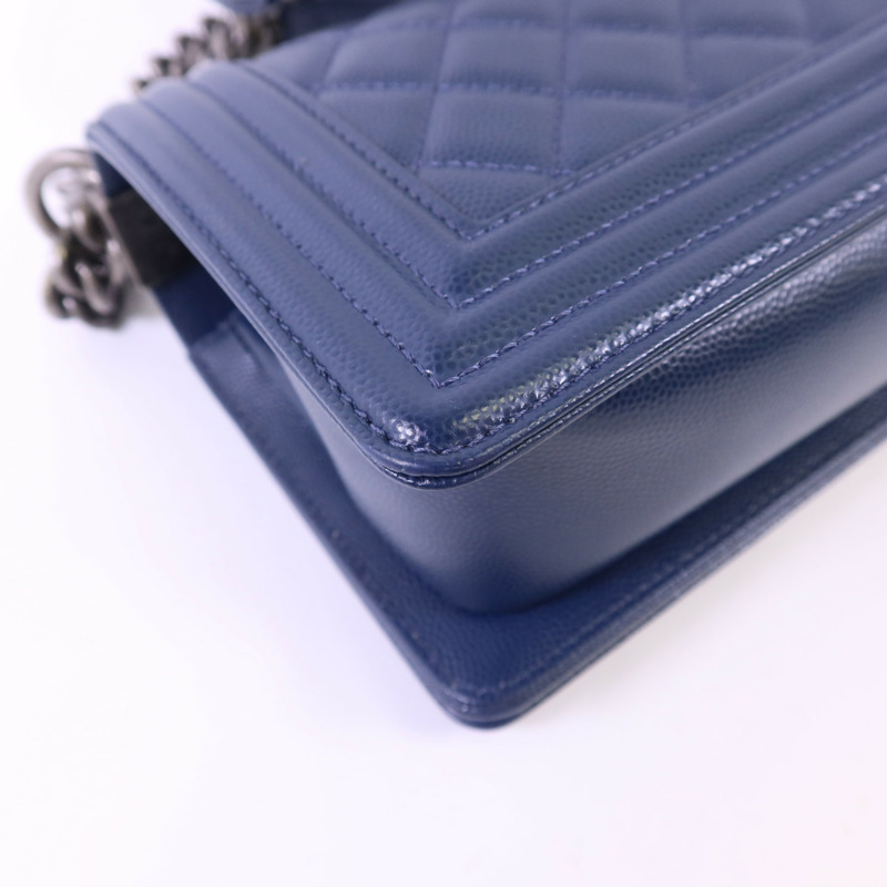 CHANEL 牛皮皮革Chanel Boy Small鏈帶肩背袋-14
