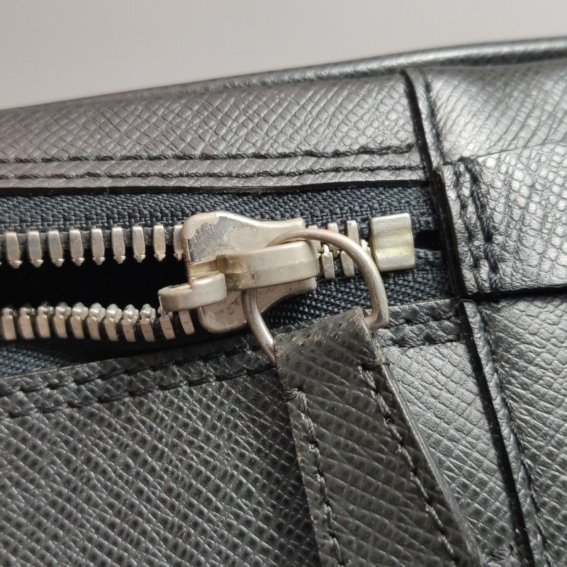 Louis Vuitton(LV)Taiga Alexander 牛皮純色拉鏈斜挎包單肩包-12