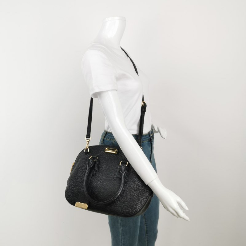 Burberry牛皮純色壓紋金屬字母Logo斜挎包單肩包-1