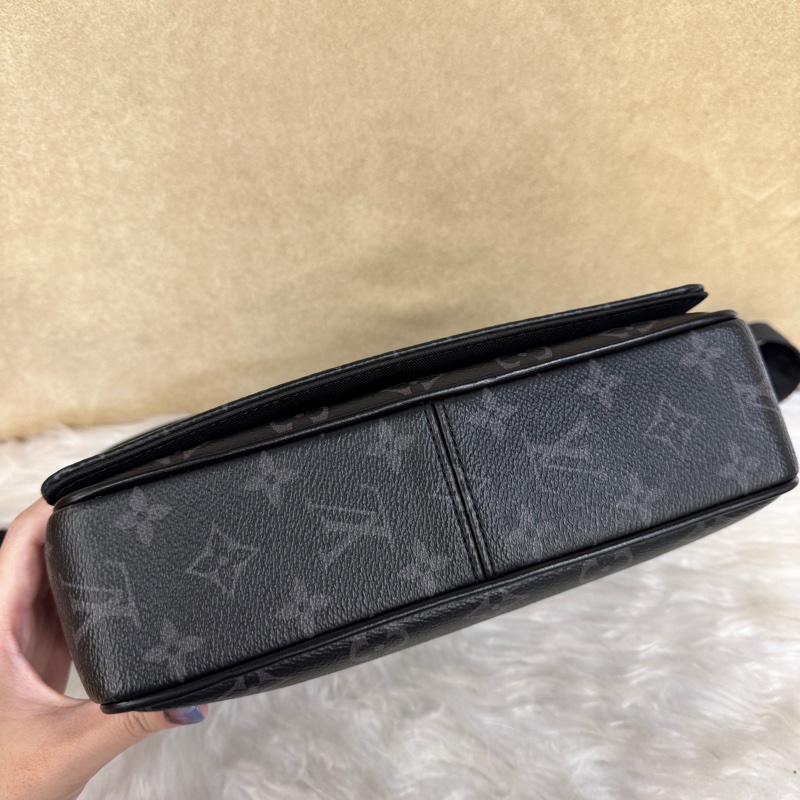 LV District PM 黑灰老花郵差包 晶片款-4