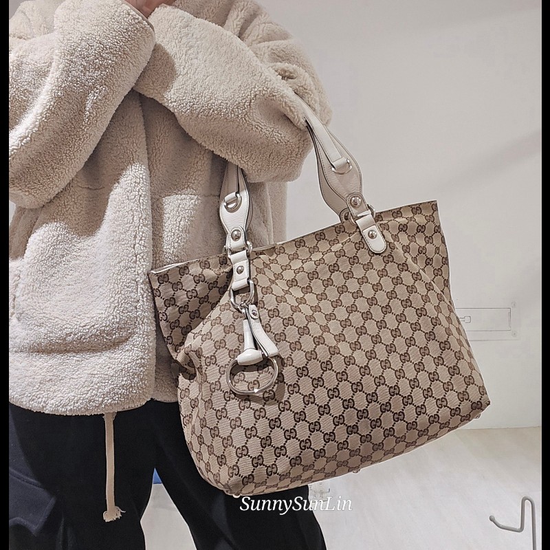Gucci 古馳 經典大馬銜扣 GG 老花帆布大托特包-6