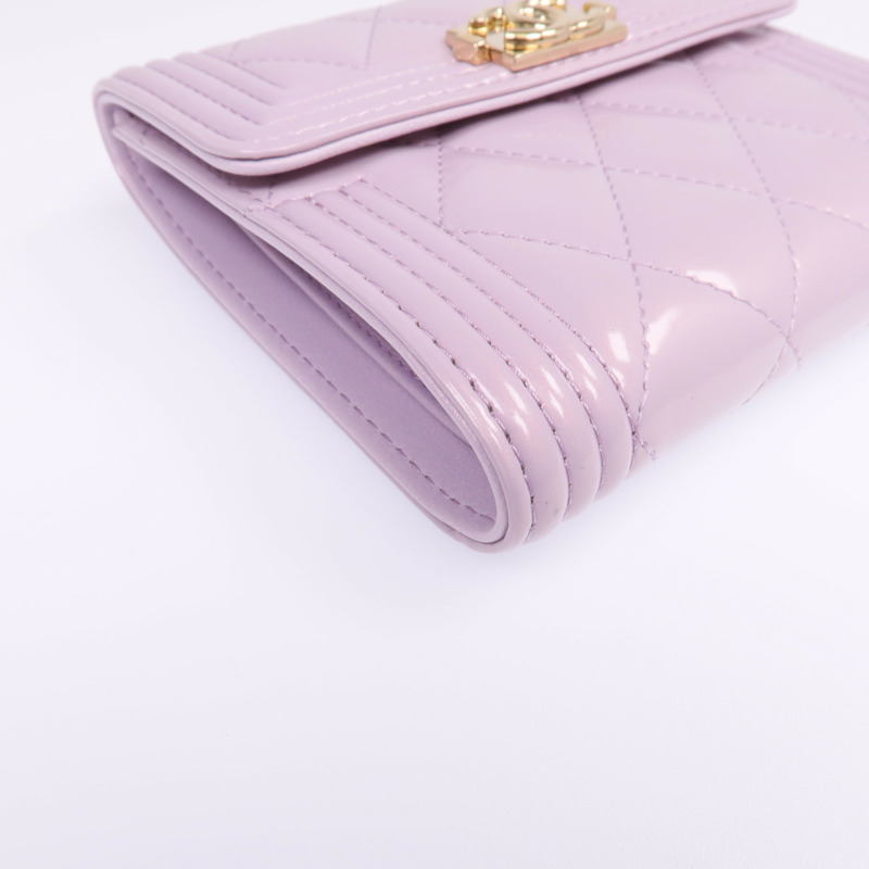 CHANEL 漆皮皮革Boy Wallet金扣錢包-7