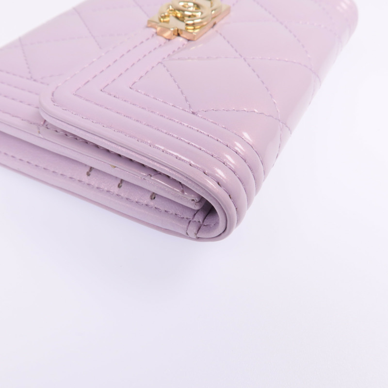 CHANEL 漆皮皮革Boy Wallet金扣錢包-8