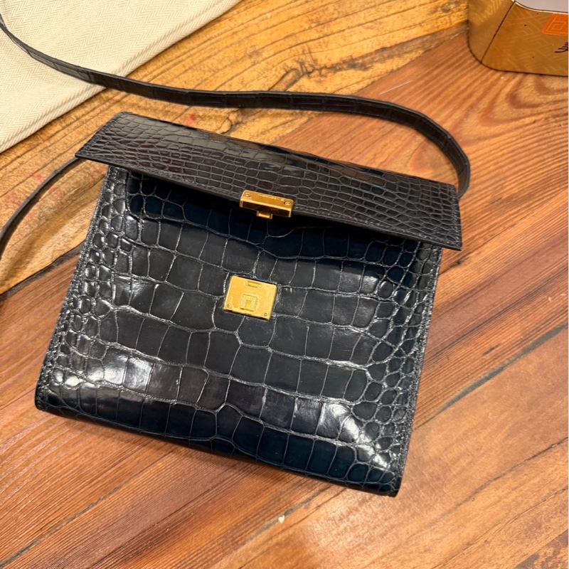HERMÈS 愛馬仕 珍貴稀有鱷魚皮Clic 16 口 黑色金扣-0