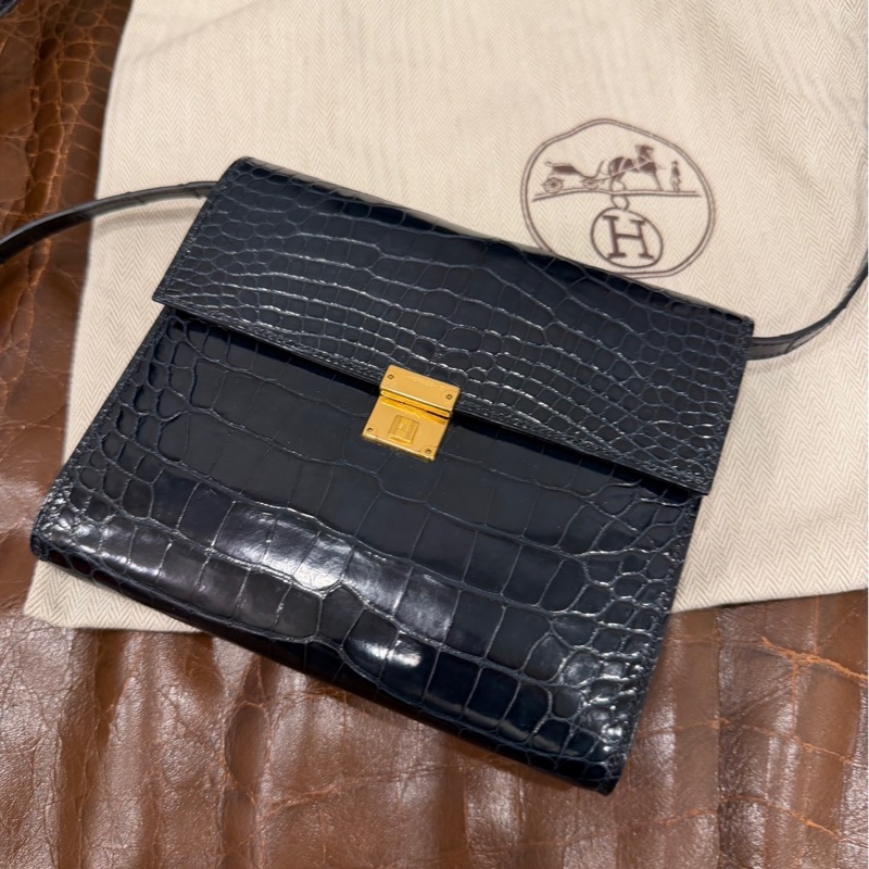 HERMÈS 愛馬仕 珍貴稀有鱷魚皮Clic 16 口 黑色金扣-1