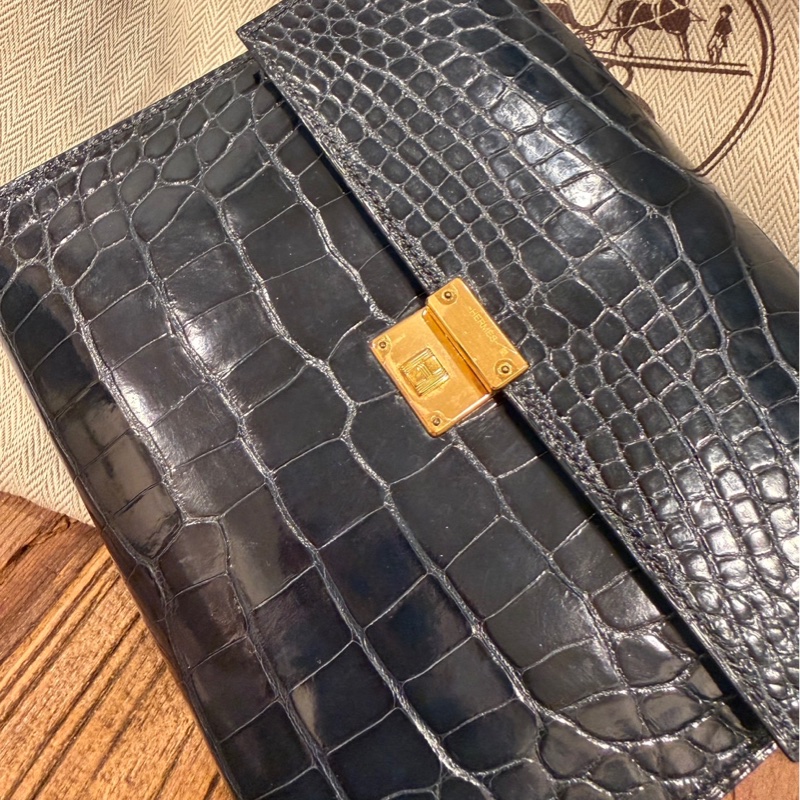 HERMÈS 愛馬仕 珍貴稀有鱷魚皮Clic 16 口 黑色金扣-7