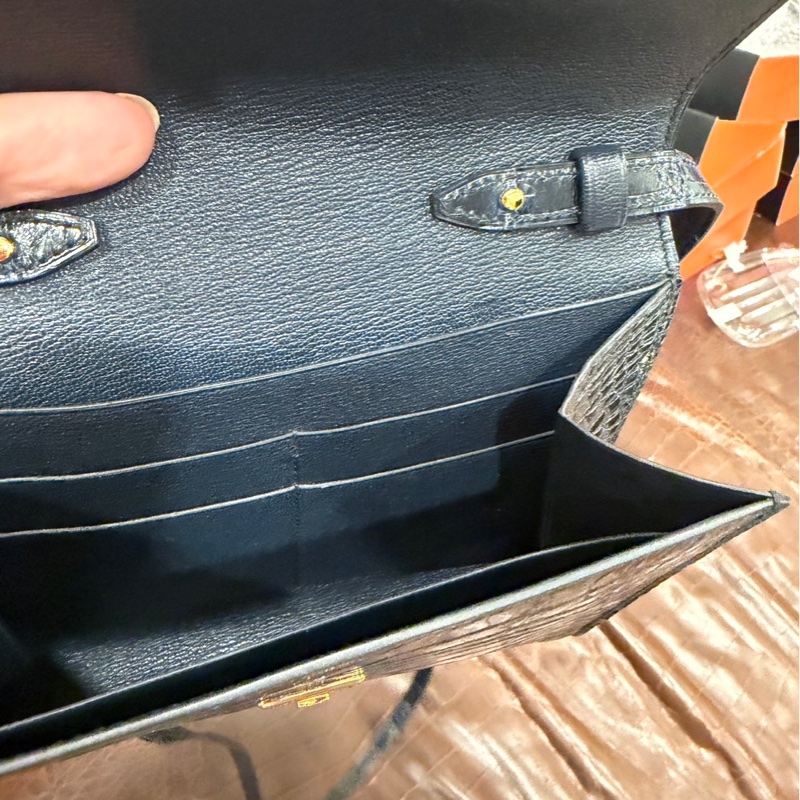 HERMÈS 愛馬仕 珍貴稀有鱷魚皮Clic 16 口 黑色金扣-14