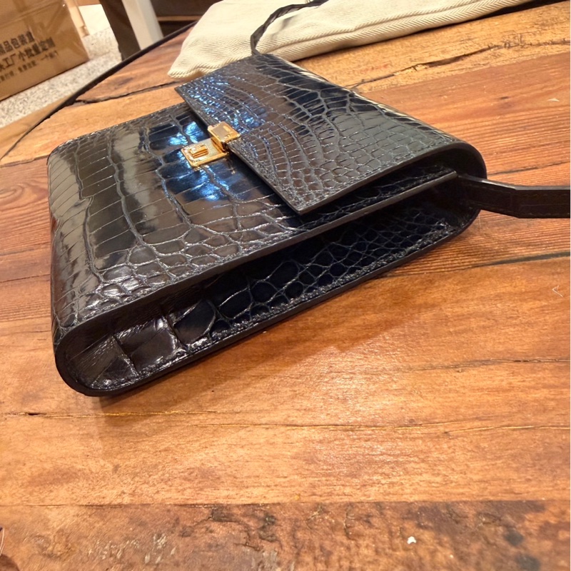 年終獎金犒賞珍愛🉐🧧HERMÈS 愛馬仕 珍貴稀有鱷魚皮Clic 16 □ 最保值經典黑色金扣-4