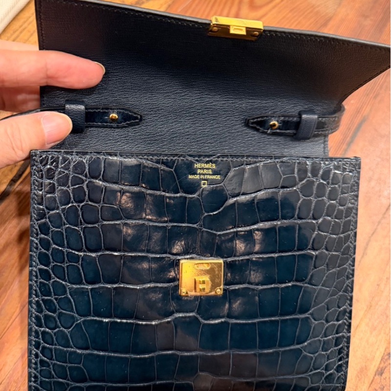 年終獎金犒賞珍愛🉐🧧HERMÈS 愛馬仕 珍貴稀有鱷魚皮Clic 16 □ 最保值經典黑色金扣-11
