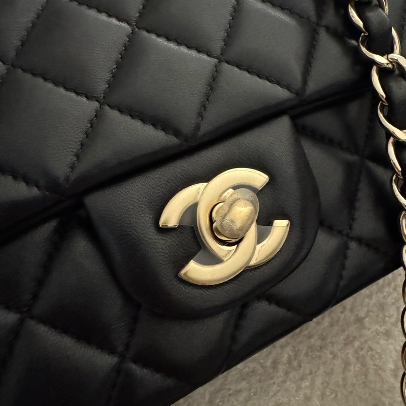 CHANEL Mini 經典菱格鍊包｜黑金（20 cm）-2
