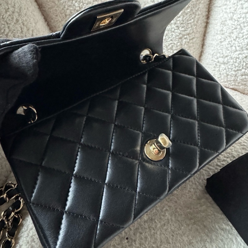 CHANEL Mini 經典菱格鍊包｜黑金（20 cm）-10