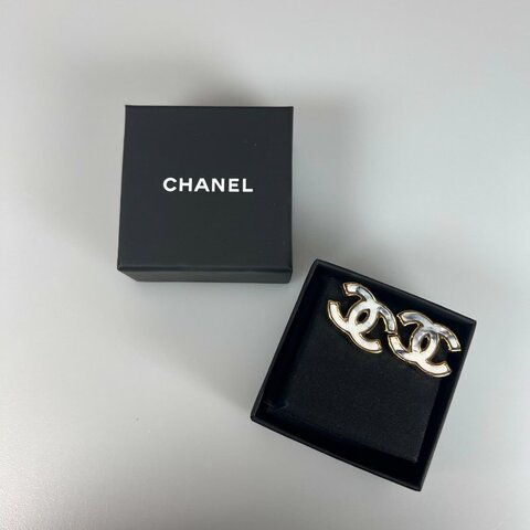 CHANEL 白大理石紋大雙C耳環 B23/A