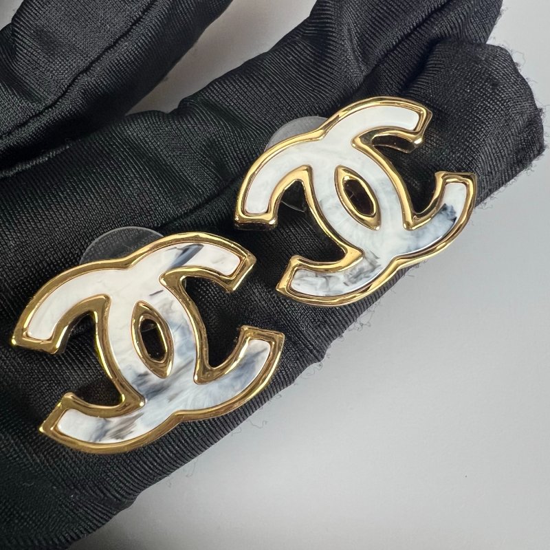 CHANEL 白大理石紋大雙C耳環 B23/A-1