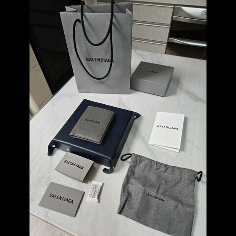 🎉本月降價特惠中🎉BALENCIAGA Cash Logo印花短夾