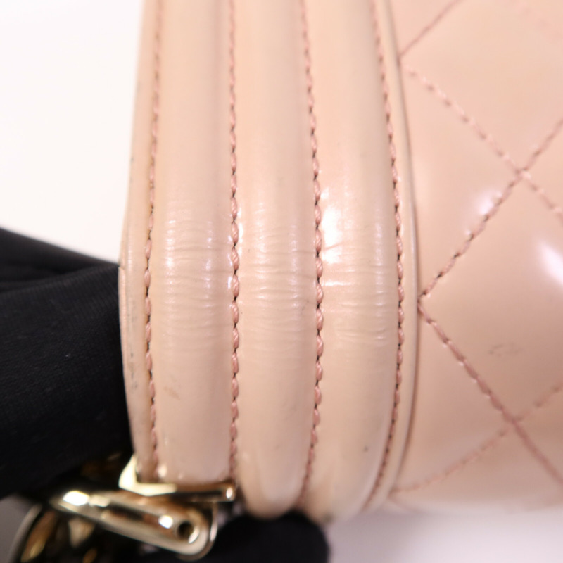 CHANEL 漆皮皮革Boy 25金扣鏈帶肩背袋-15