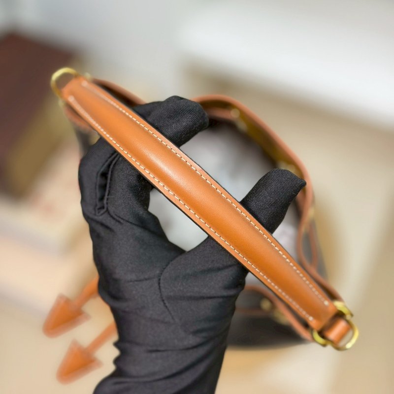 (全新未使用、適合送禮✨)🏷Celine 瑟琳.Teen Clara 老花水桶包-10