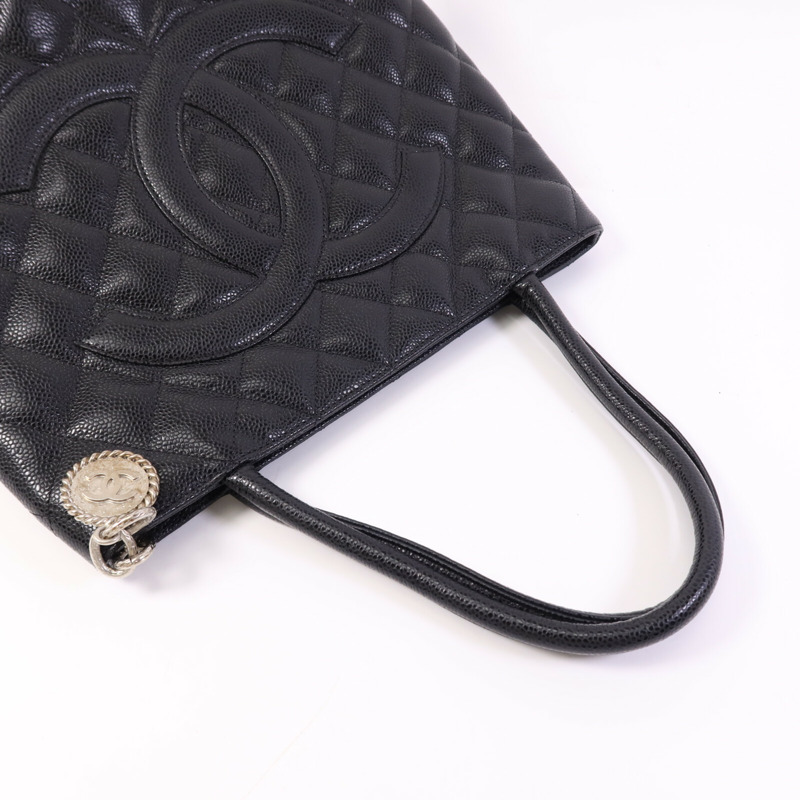 CHANEL 牛皮皮革Medallion Tote銀扣手挽袋-8