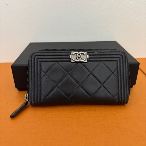 🔹 BOY CHANEL 菱格拉鍊中夾｜黑色