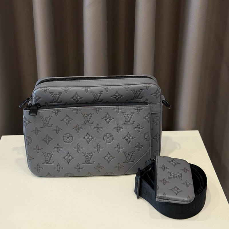 (極新甜價)Lv路易威登 trio 灰色壓紋三合一郵差包芯片款-1