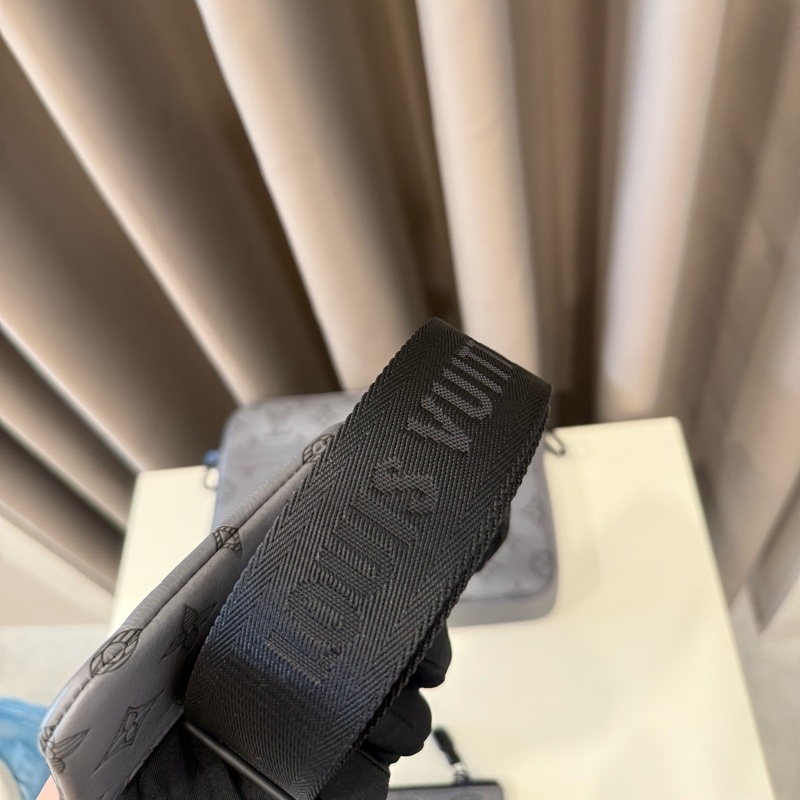 (極新甜價)Lv路易威登 trio 灰色壓紋三合一郵差包芯片款-4