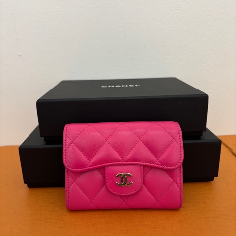 【CHANEL 經典掀蓋零錢包｜桃紅羊皮】 目前時段寄出過年前可收到
