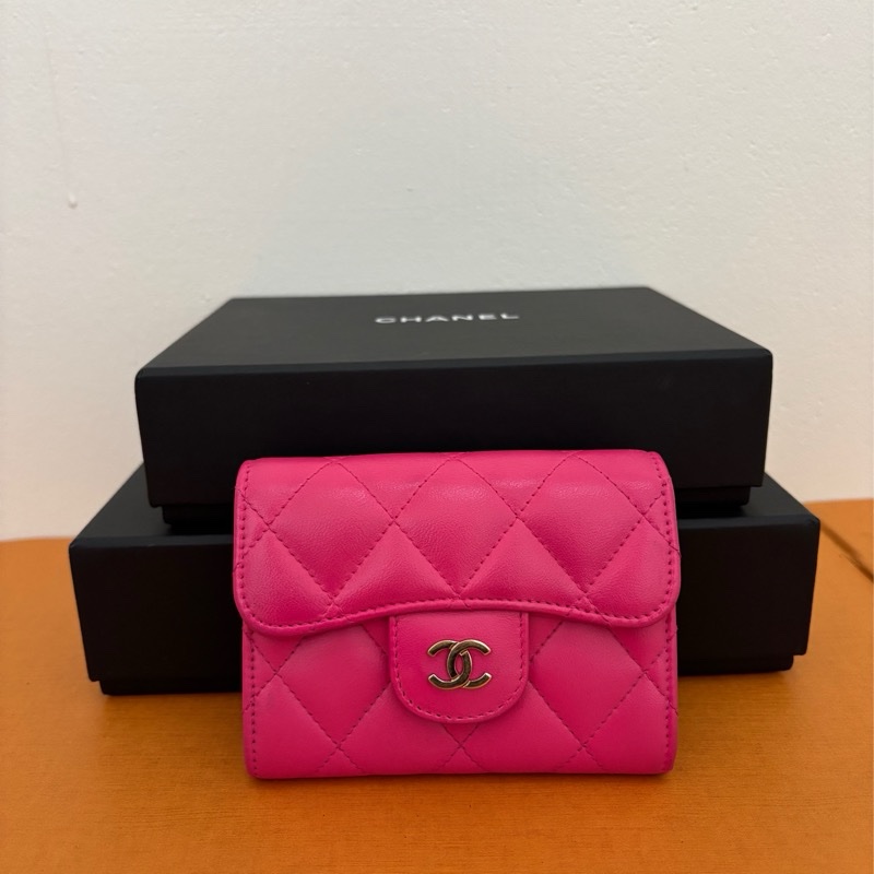 【CHANEL 經典掀蓋零錢包｜桃紅羊皮】 目前時段寄出過年前可收到-1