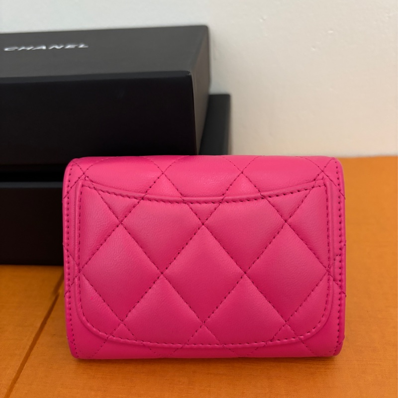 【CHANEL 經典掀蓋零錢包｜桃紅羊皮】 目前時段寄出過年前可收到-2