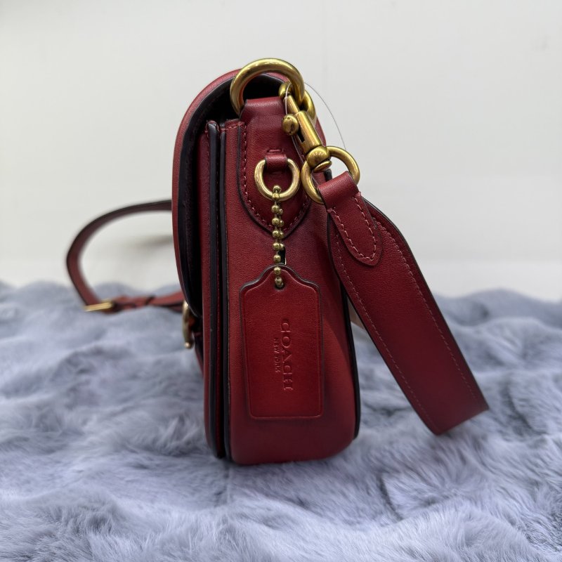 COACH 蔻馳BEAT C釦雙背帶斜背馬鞍包(紅)-1