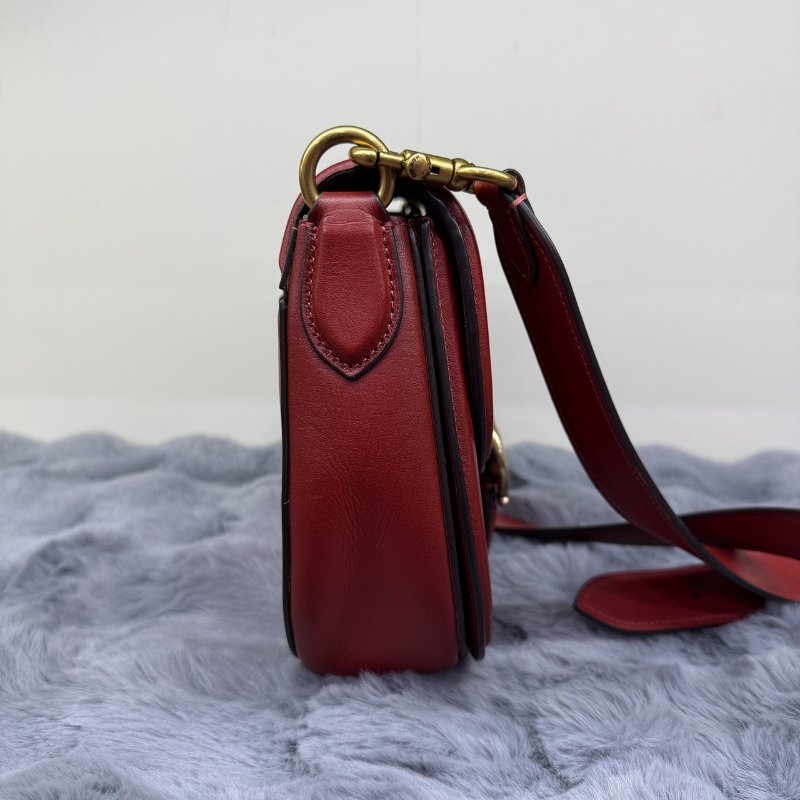 COACH 蔻馳BEAT C釦雙背帶斜背馬鞍包(紅)-3