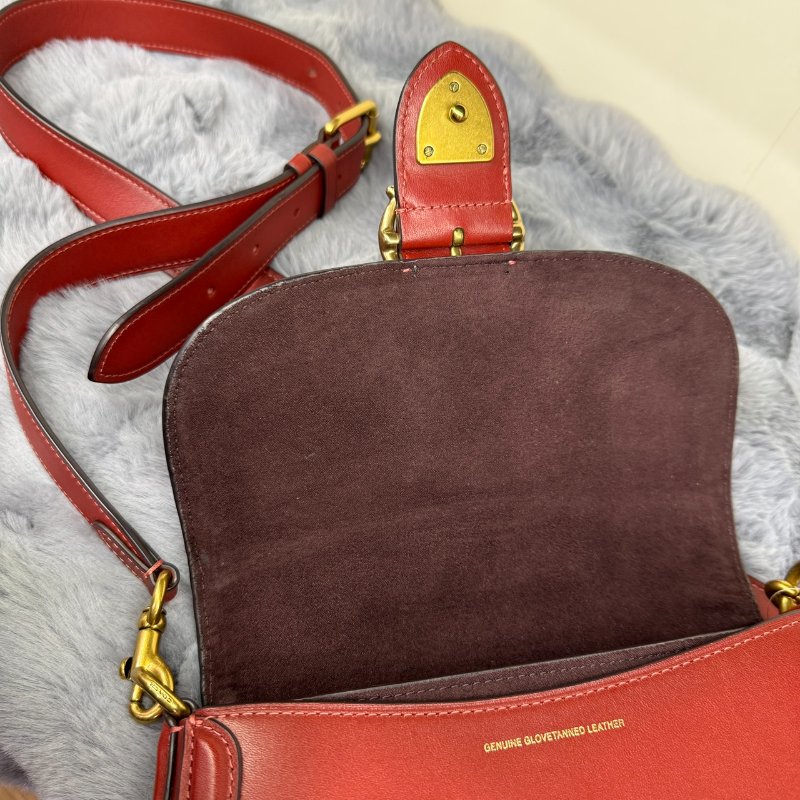 COACH 蔻馳BEAT C釦雙背帶斜背馬鞍包(紅)-13