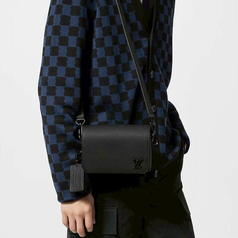 LV黑色牛皮小型翻蓋斜背包M82085 (115年購入僅離櫃!)