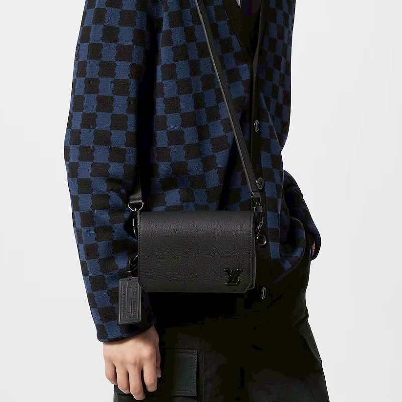 LV黑色牛皮小型翻蓋斜背包M82085 (115年購入僅離櫃!)-0